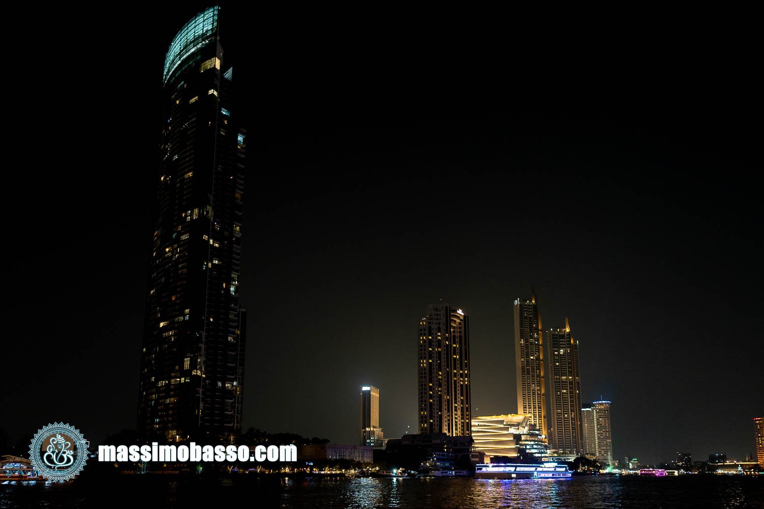 Navigare Sul Chao Phraya A Bangkok - Una Nave Che Offre Crociera Con Cena Passa Dinanzi Agli Alberghi Di Lusso Sul Fiume