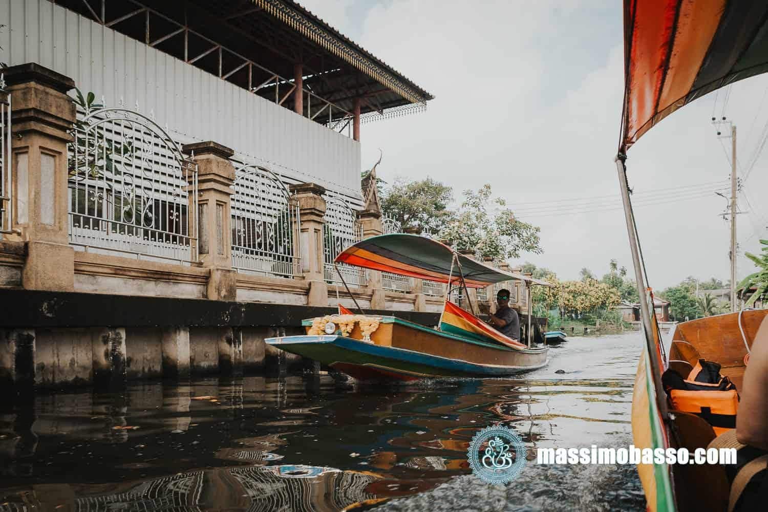 Navigazione Sui Khlong A Bangkok Con Le Barche A Coda Lunga