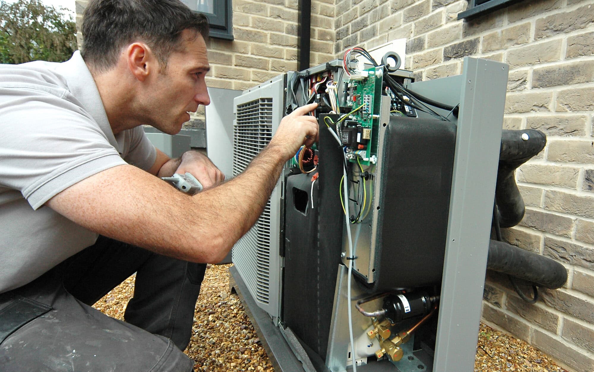 How air source heat pumps work