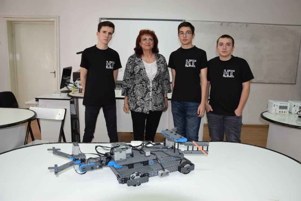 foto elevi goga profesor fizica ilesan robot pompier