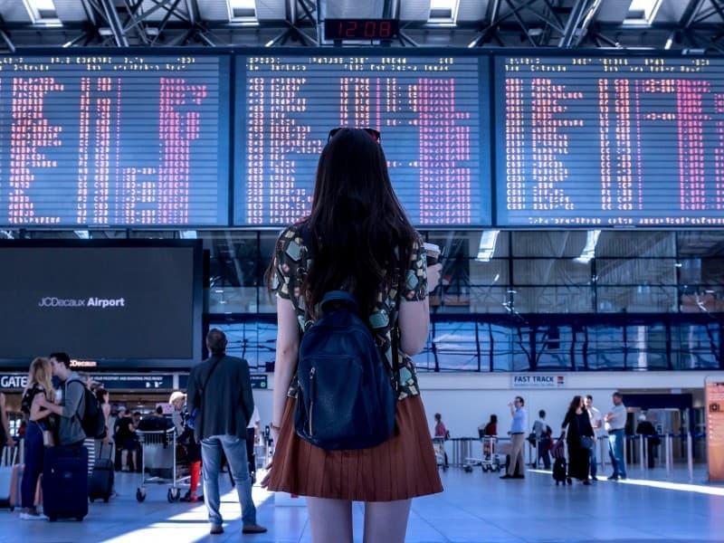 turist turisti aeroport femeie calatorii vacanta
