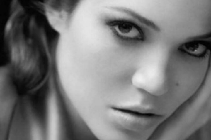 Mandy Moore, Amanda Leigh