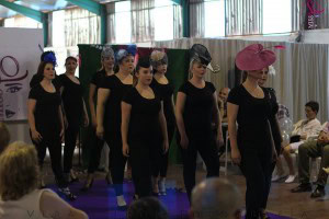 10292221_890458447637084_3865533595919960217_n-300x200 Desfile de tocados en el Rastrillo Solidario.