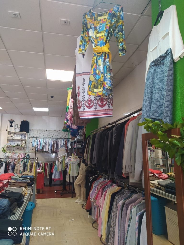Mercadillo-Ropa-BazarLibros-y-Artesanías-41-768x1024 