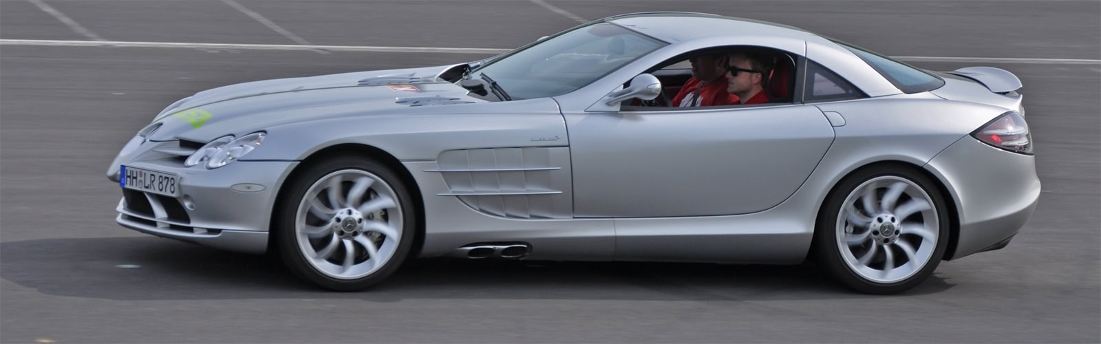 SØlv Mercedes McLaren kører på racerbane