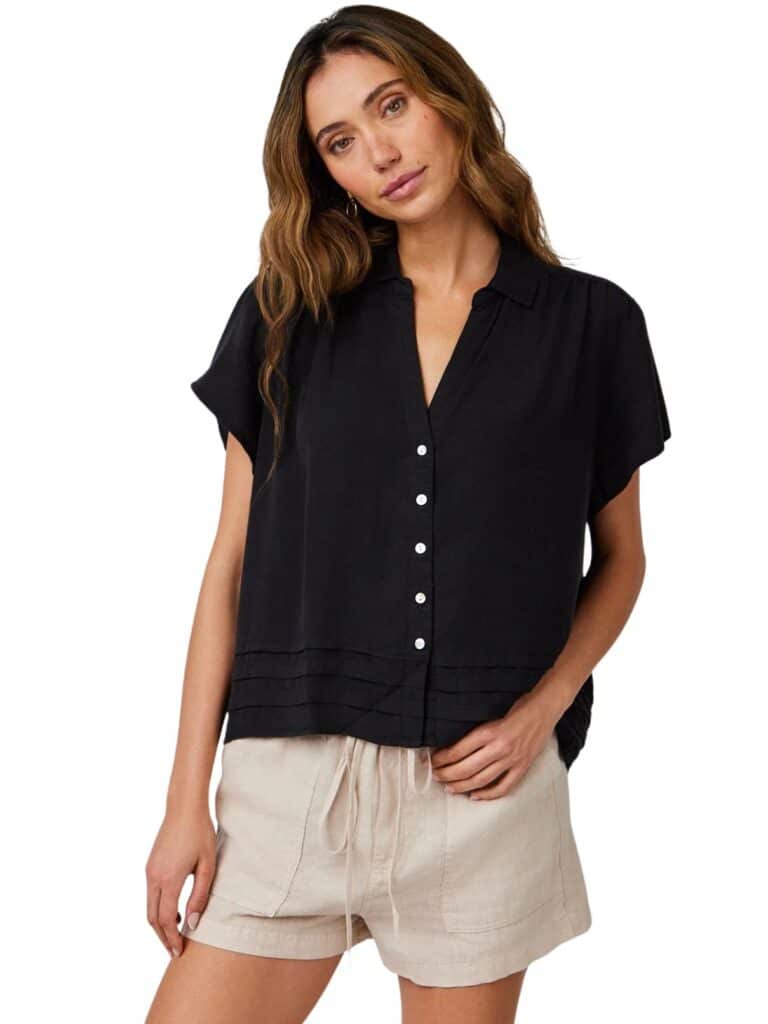 bella dahl cap sleeve button top in black