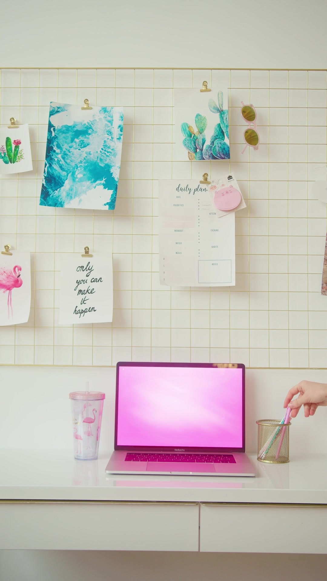 pink-macbook-desk-flamingo-aesthetic