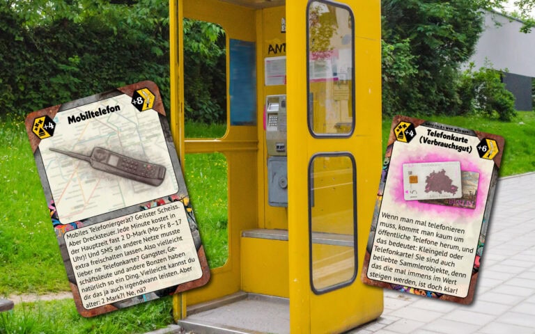 Telefonzelle umrahmt von zwei Spielkarten aus Krawall im Kiez: Telefonkarte und Mobiltelefon.