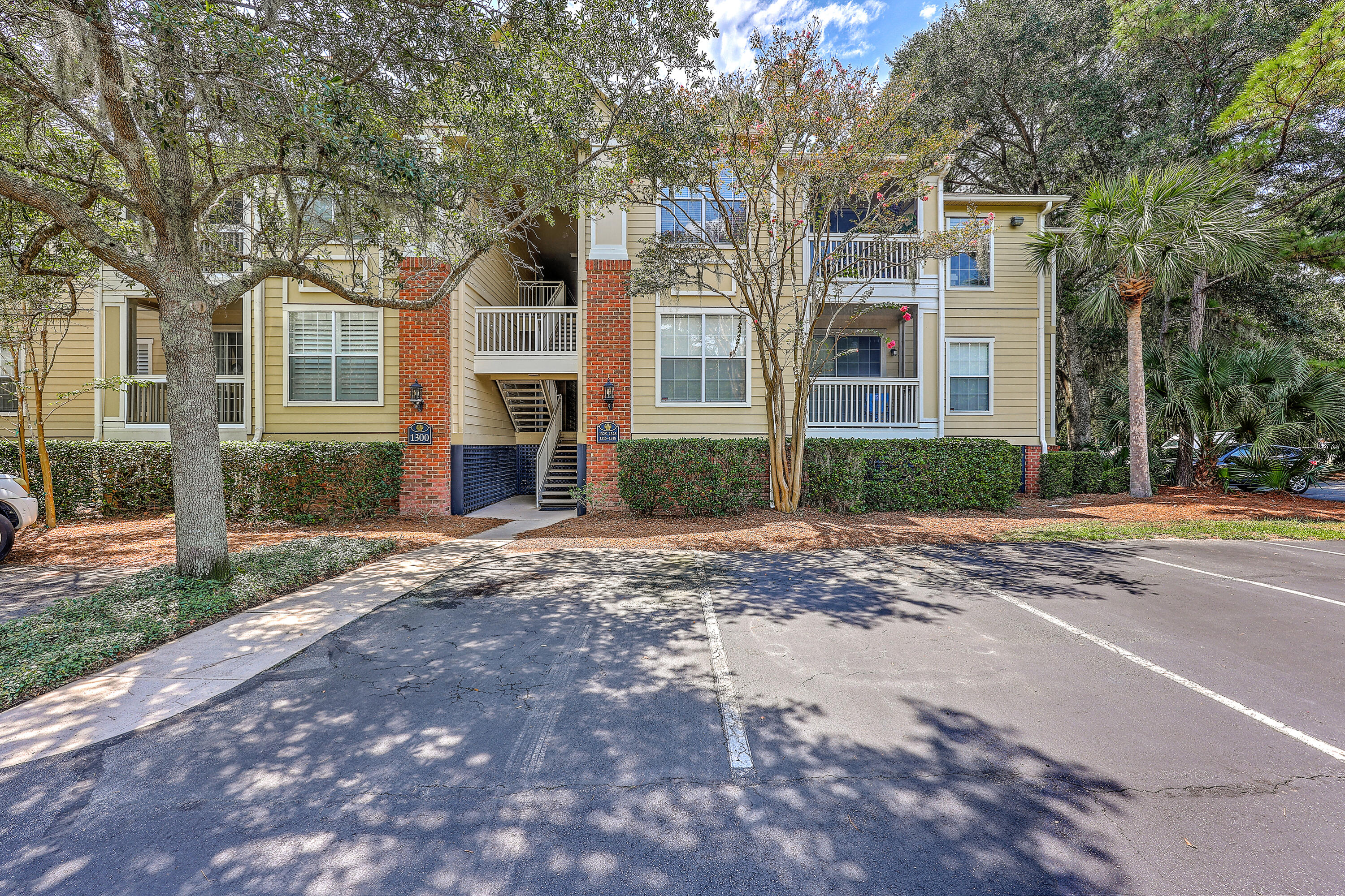 Welcome to this beautifully maintained 1-bedroom, 1-bath condo located in the desirable Long Grove subdivision of Mount Pleasant. This inviting home offers a spacious and sun-filled living room, complete with a sliding glass door that opens to a private balcony--perfect for enjoying morning coffee or evening relaxation.The kitchen features ample cabinet and counter space, a pantry, and easy access to the laundry room for added convenience. Adjacent to the kitchen is a bright and spacious dining area, ideal for entertaining or everyday meals.The generously sized bedroom includes a walk-in closet and an en-suite bathroom with a garden tub/shower combo. Hardwood floors run throughout the home, adding warmth and charm to the space.Location is everything, and this condo deliversjust 3.5 miles from the pristine shores of Isle of Palms and within walking, biking, or golf-cart distance to the Shoppes at Seaside Farms. Enjoy easy access to shopping, dining, and entertainment all year round.
Residents of Long Grove enjoy a variety of resort-style amenities, including a clubhouse, fitness center, swimming pool, BBQ area, boat/kayak storage, and even a car wash stationall designed to enhance your coastal lifestyle.
Don't miss your opportunity to own a piece of paradise in one of Mount Pleasant's most sought-after communities!
Use preferred lender to buy this home and receive an incentive towards your closing costs!