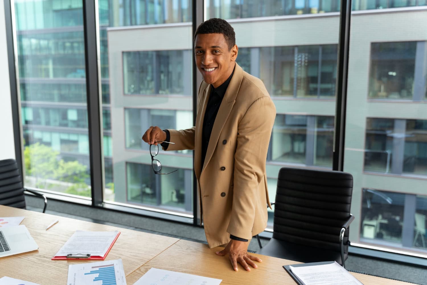 Empresas ampliam contratação de líderes negros, mas enfrentam desafios persistentes