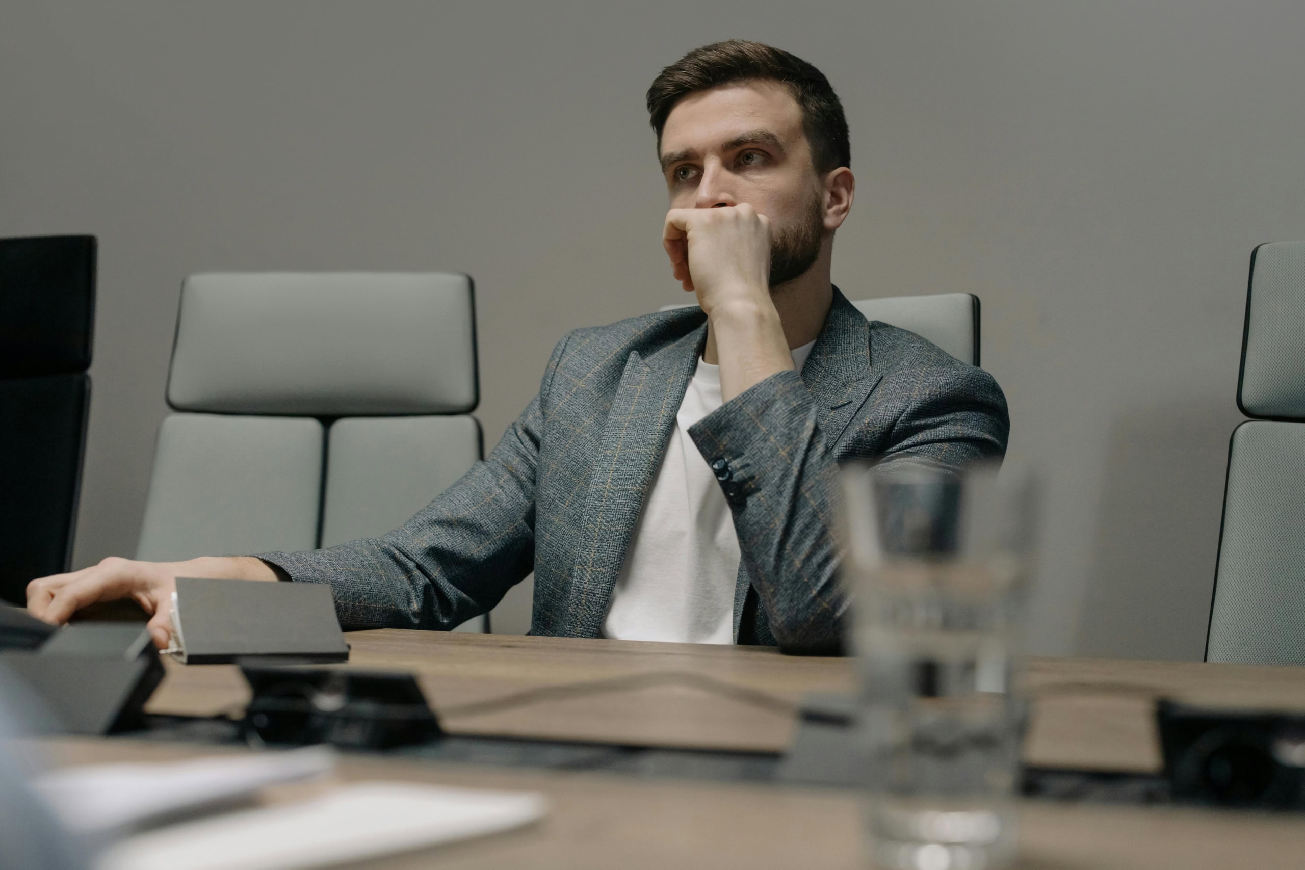 Por que muitos CEOs têm dificuldade de delegar? O que a IA tem a ver com isso?