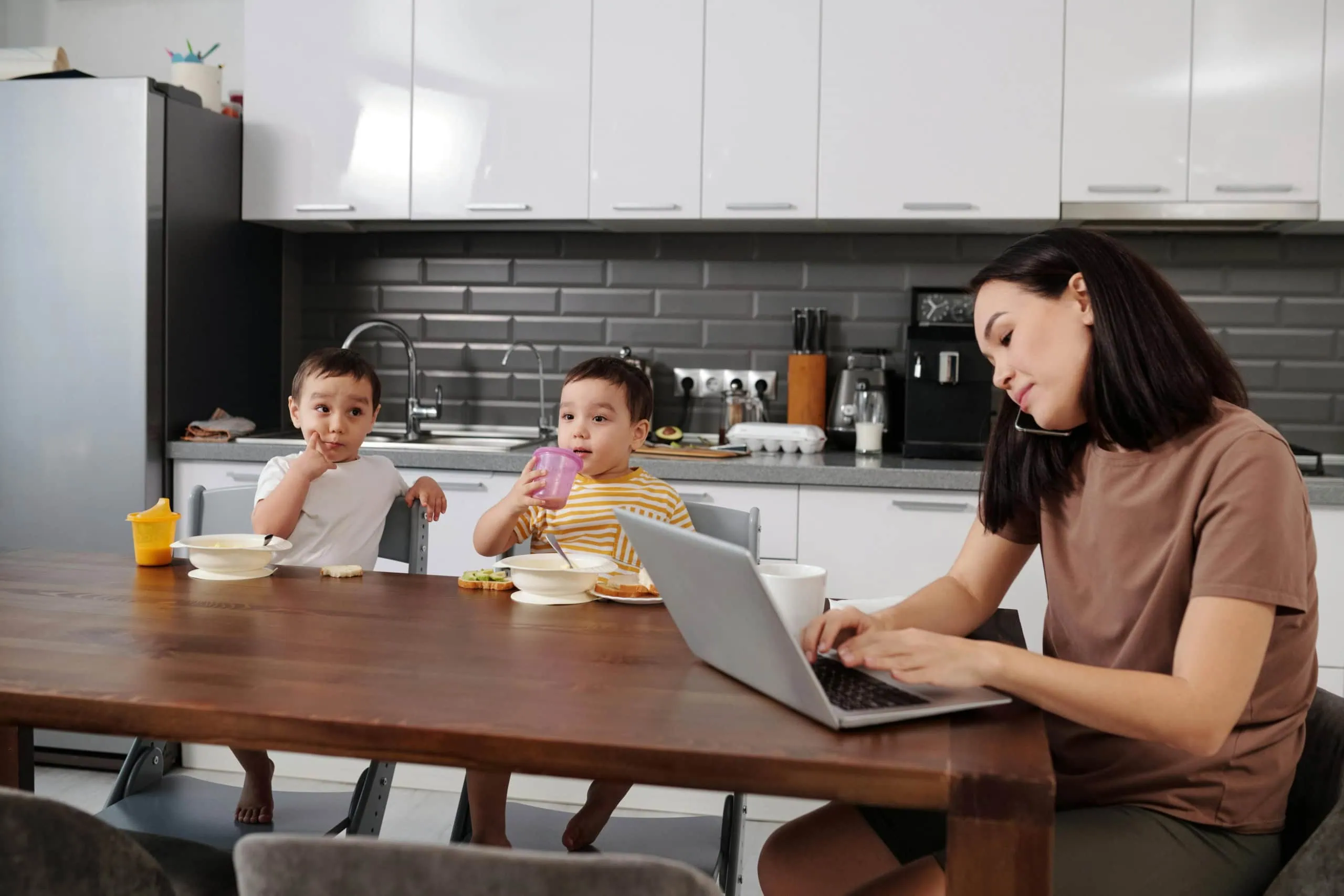 Ser mãe muda a liderança? O impacto real da maternidade na alta gestão