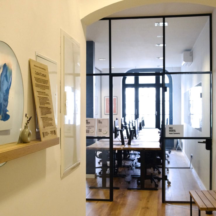 Blick vom Flur in den Coworking-Raum mit 10 Arbeitsplätzen.