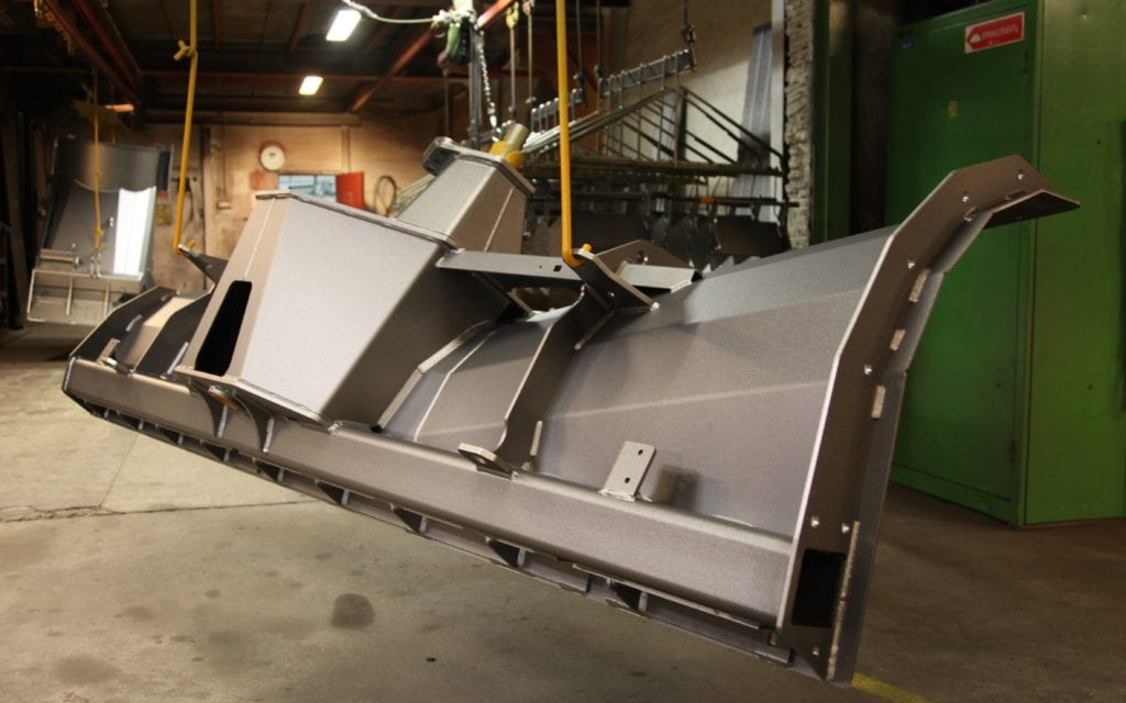 Der Farbring ist Dalen der letzten Station des Produkts vor der Installation und dem Versand. Hier ist die VALLEY Traktorschere 2022 bereit für varnithing.