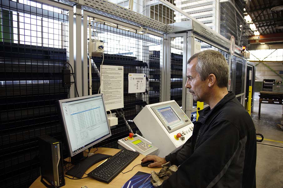 Bediener haben die volle Kontrolle über die Laserbrenner mit ihren Lagern, indem sie dem PC-Bildschirm folgen.