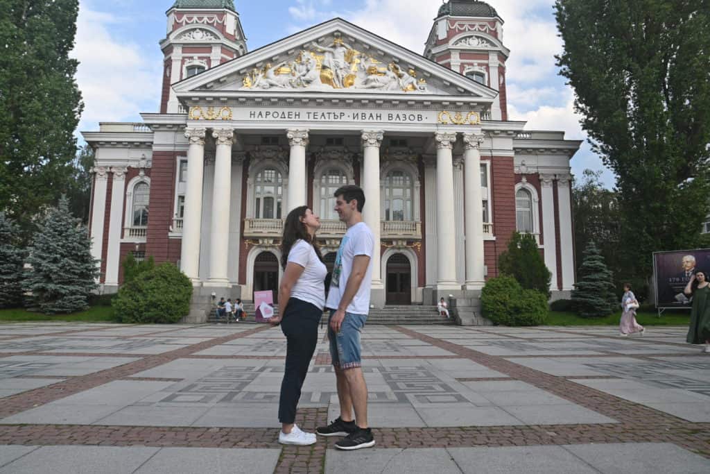 момиче държи подарък зад себе си