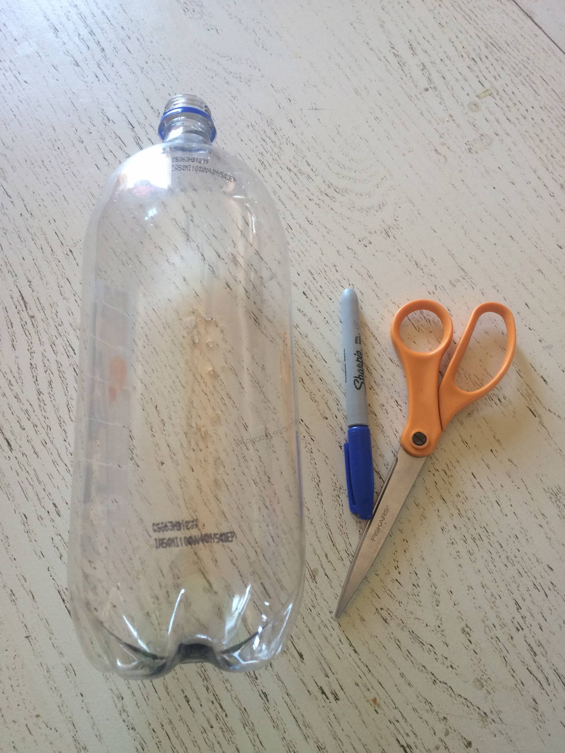 How to Make a Magnifying Glass with a Plastic Bottle