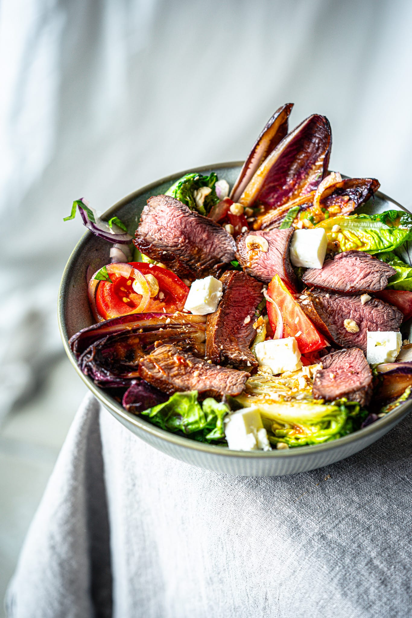 Grillsalat-Rezepte: Steak-Salat mit Rösttomaten-Dressing