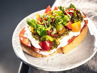 Caprese Sandwich mit Pistazien und Burrata