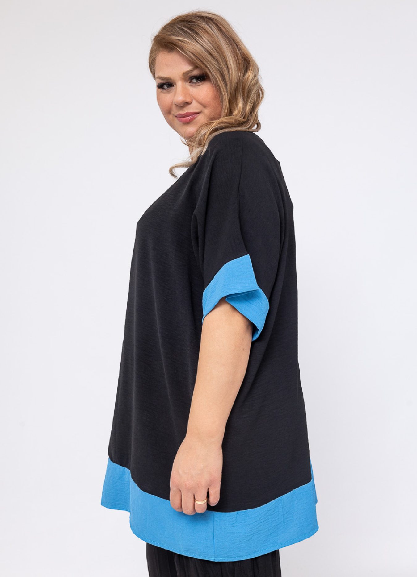 blusa negra con detalle azul