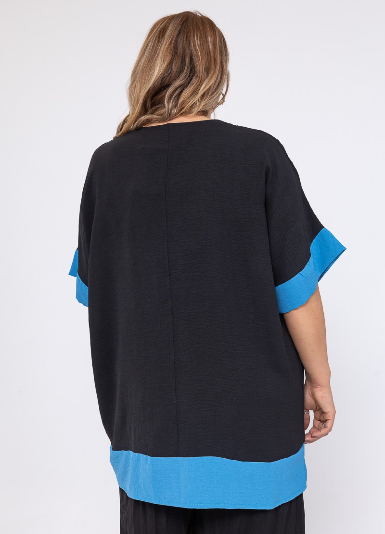blusa negra con detalle azul