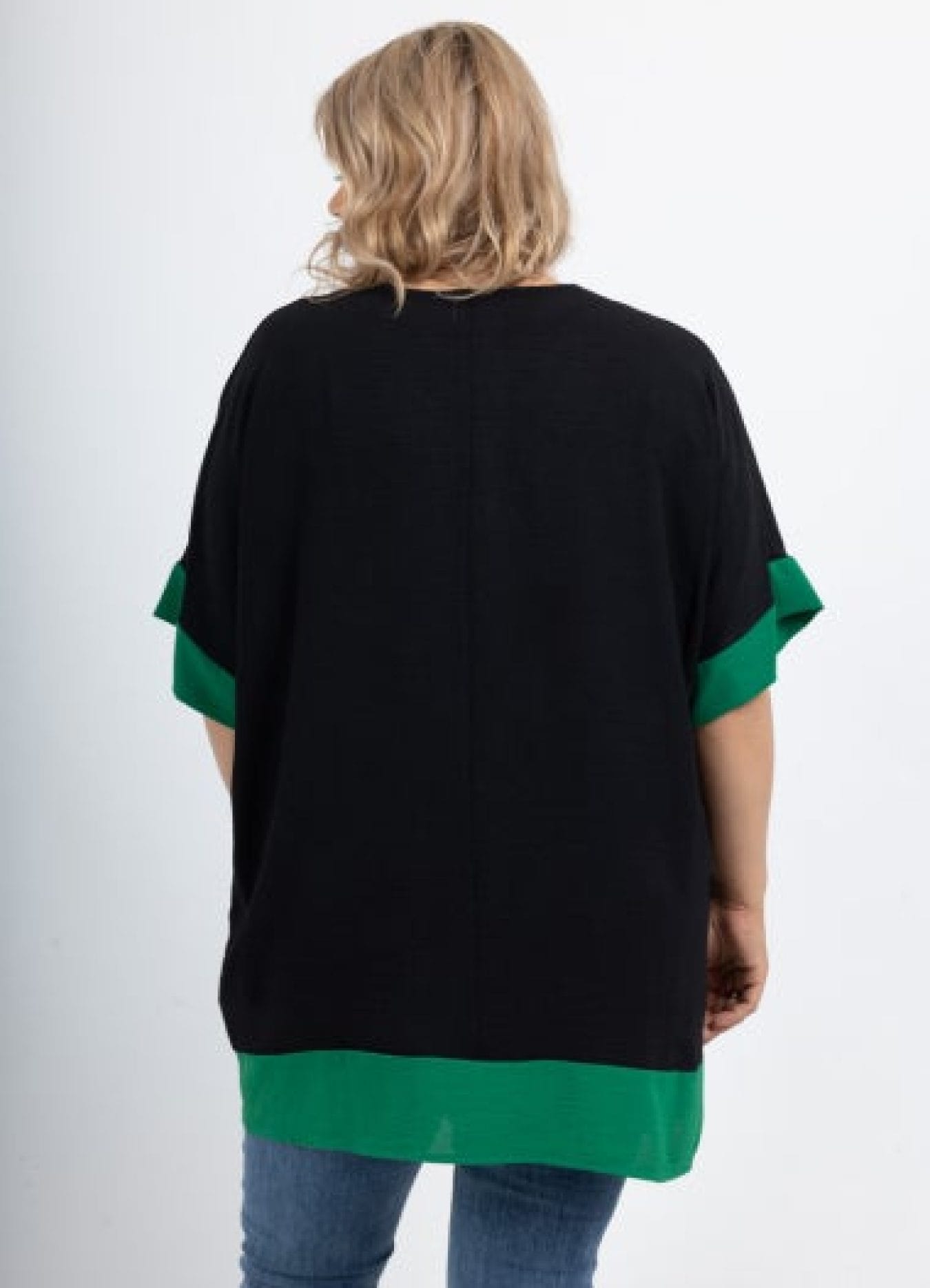 blusa negra con detalle verde