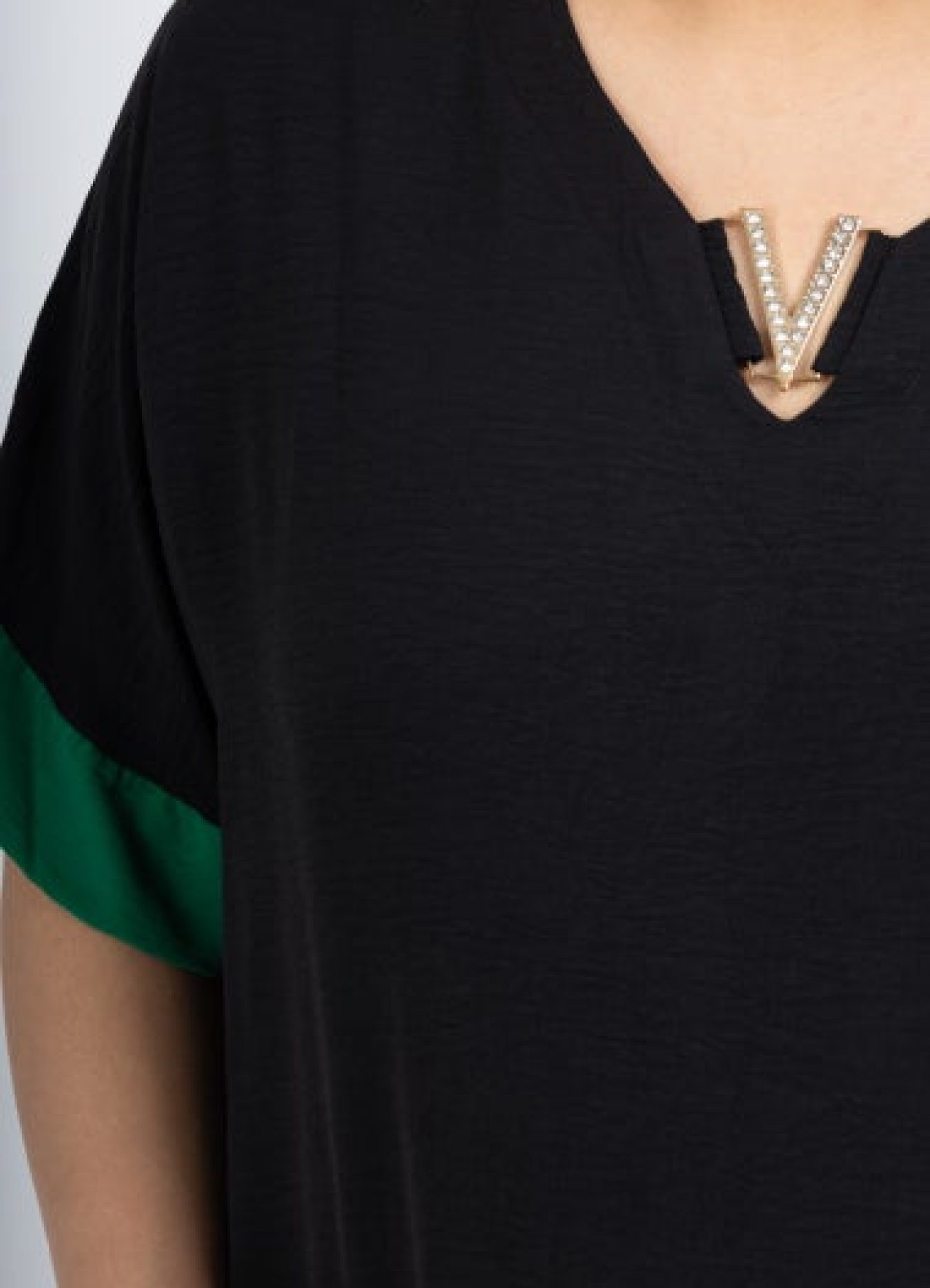 blusa negra con detalle verde