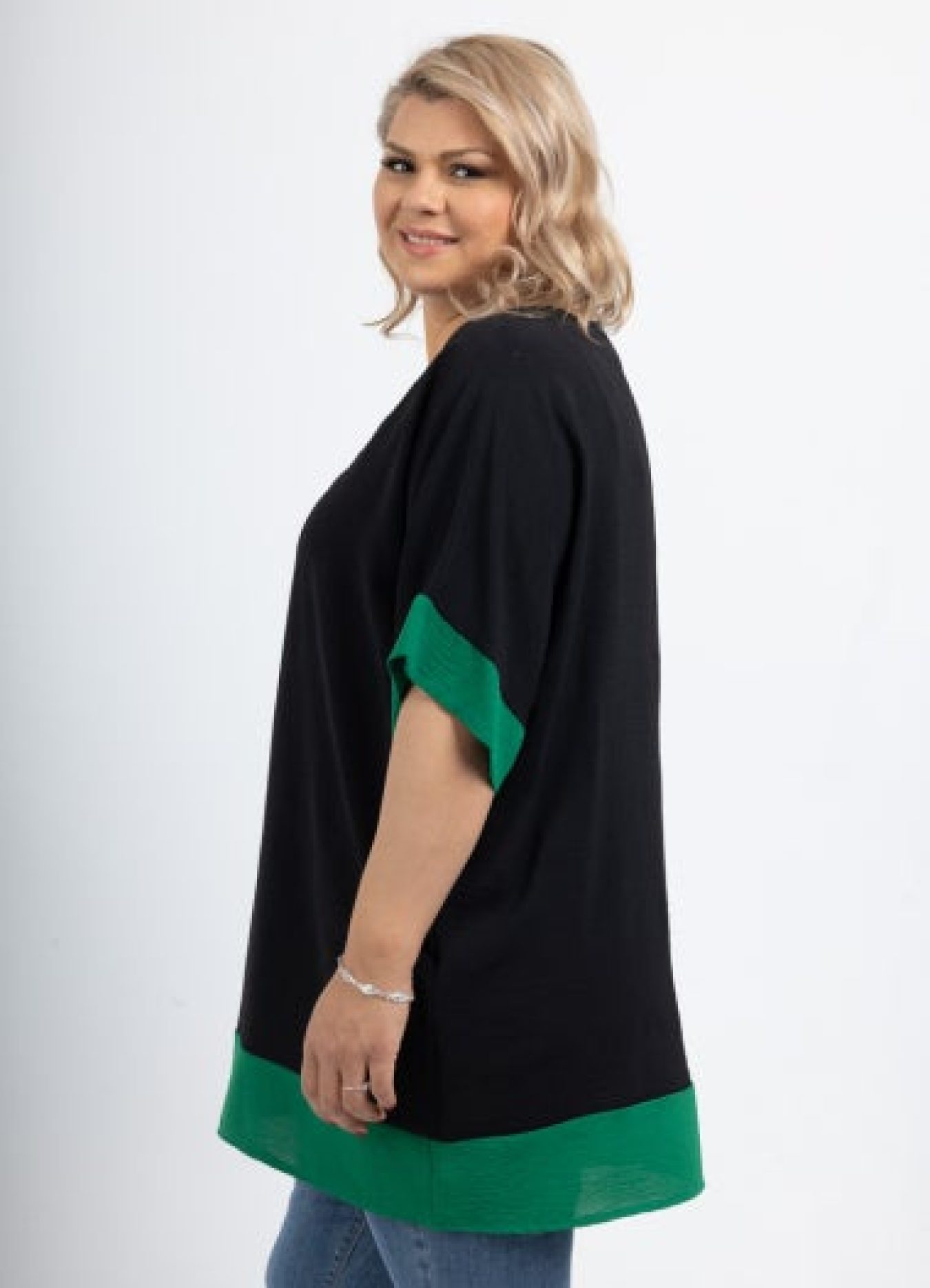 blusa negra con detalle verde