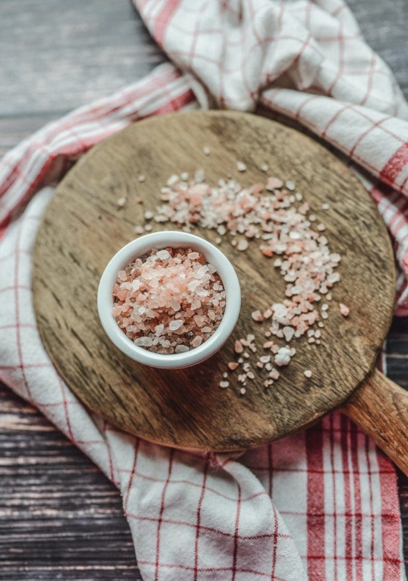 himalayan salt rocks in bowl 