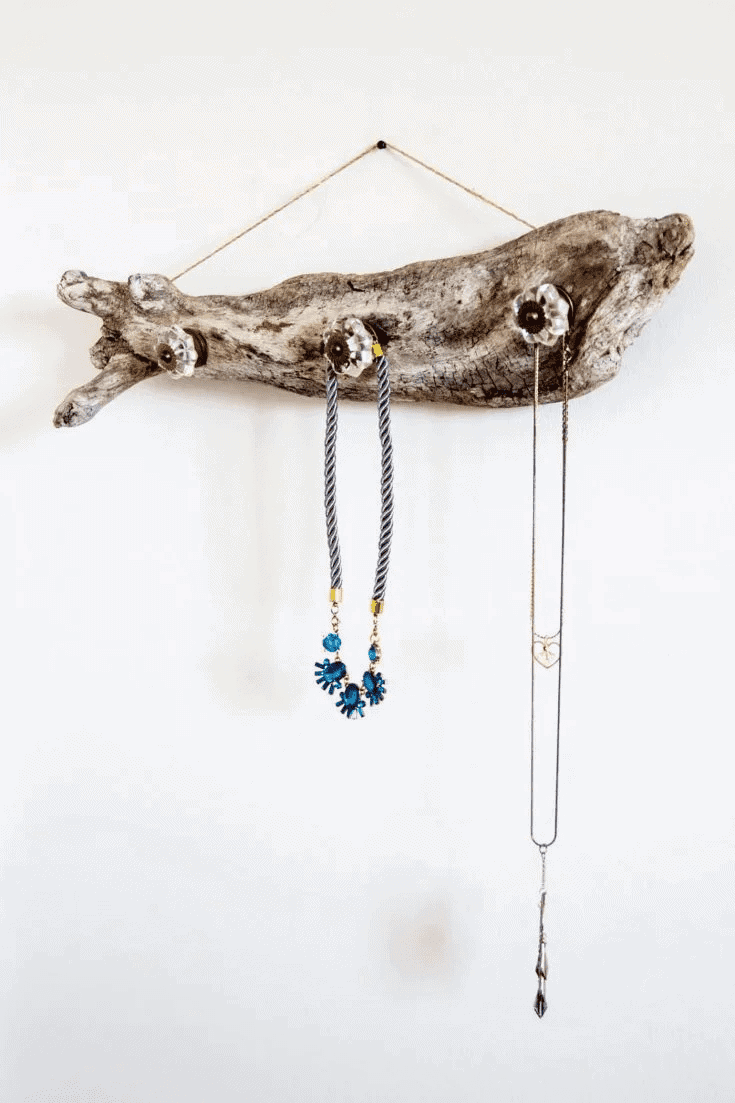 diy driftwood jewlery hanger with knobs