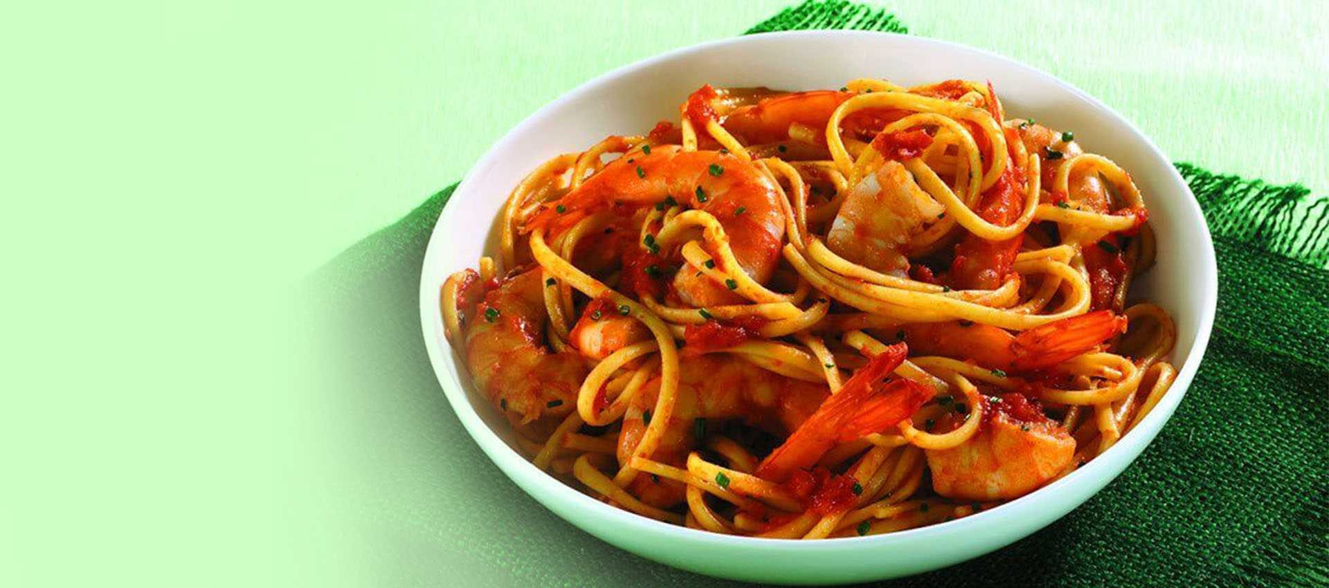 Linguine med rejer og finthakkede tomater Linguine med rejer og finthakkede tomater
