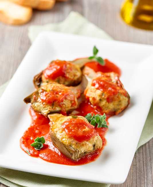 Fyldte artiskokker med tomatsauce