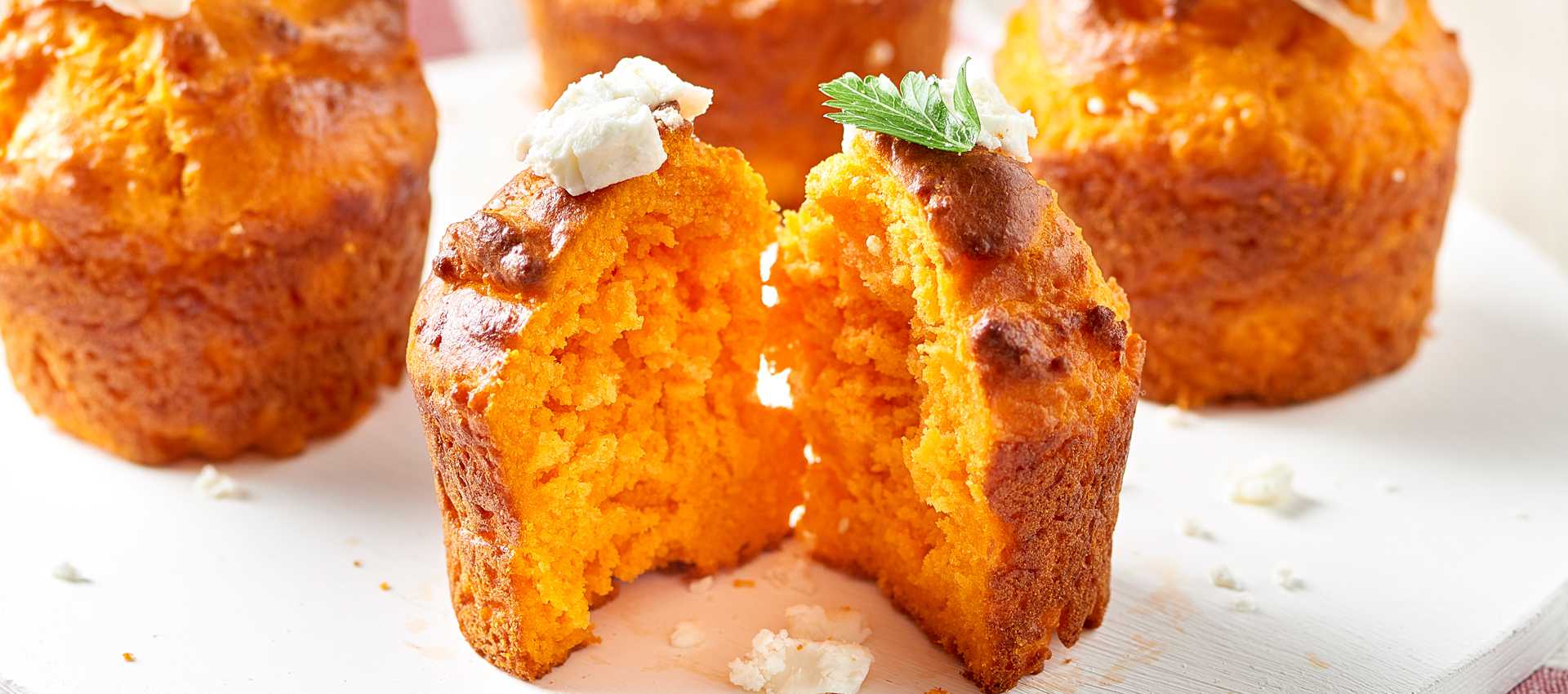Vegetariske madmuffins med tomat og fetaost