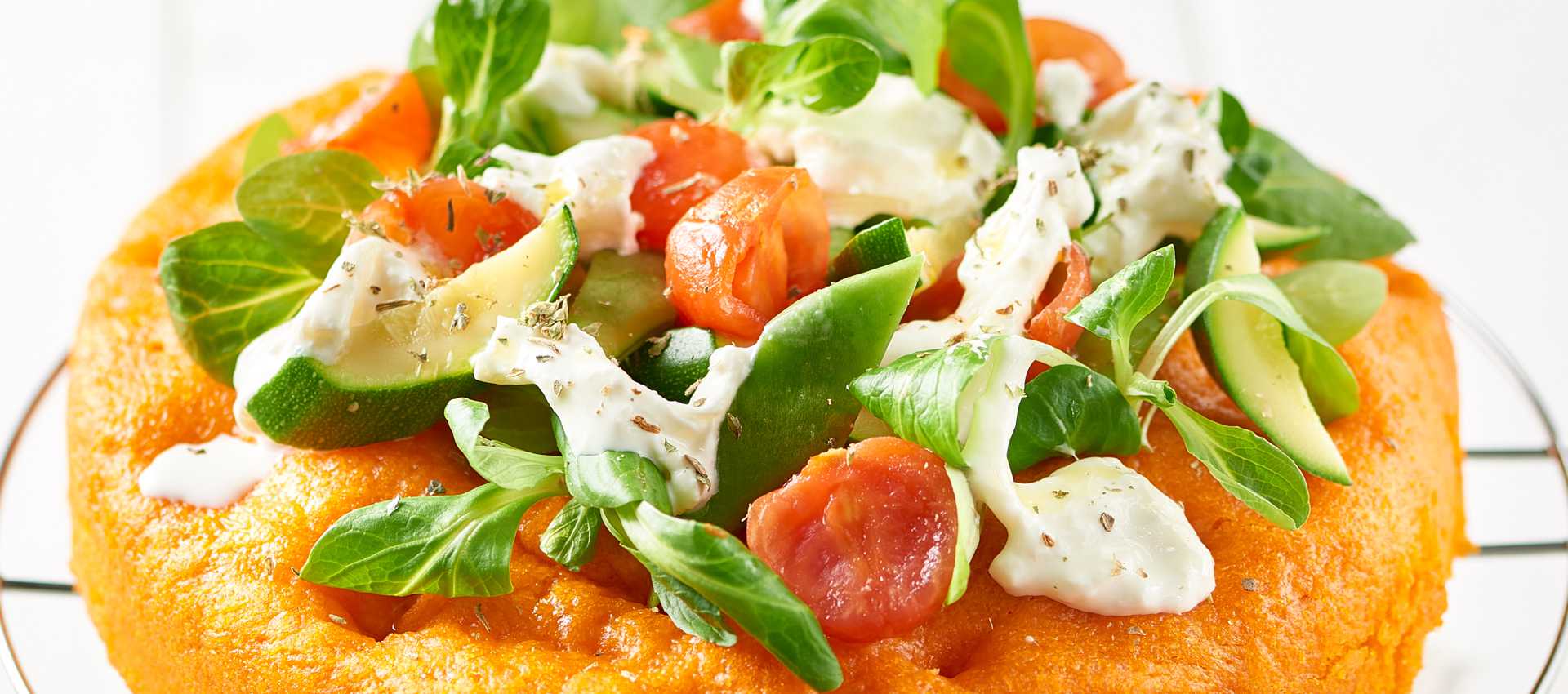 Focaccia med tomat, grønt og mozzarella