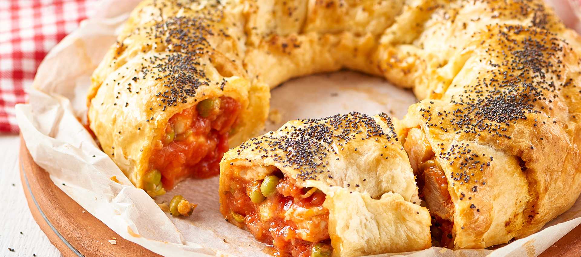 Indbagt kylling i tomatsauce med ærter
