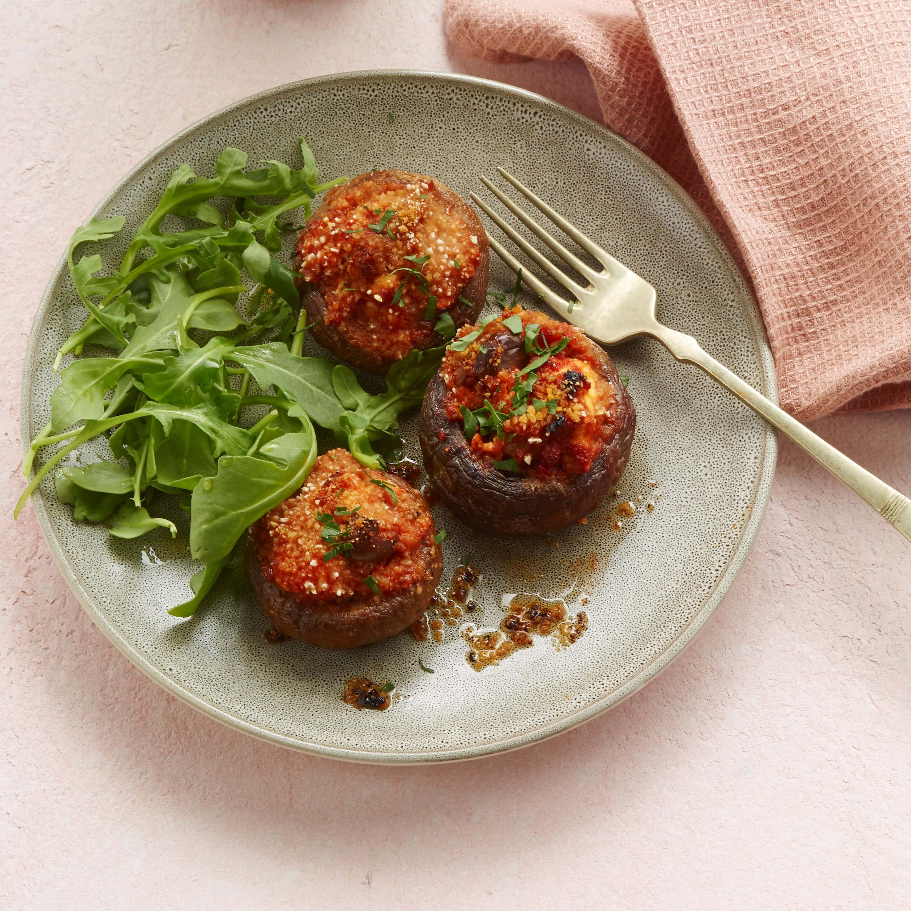 Fyldte portobellosvampe med tomatsauce