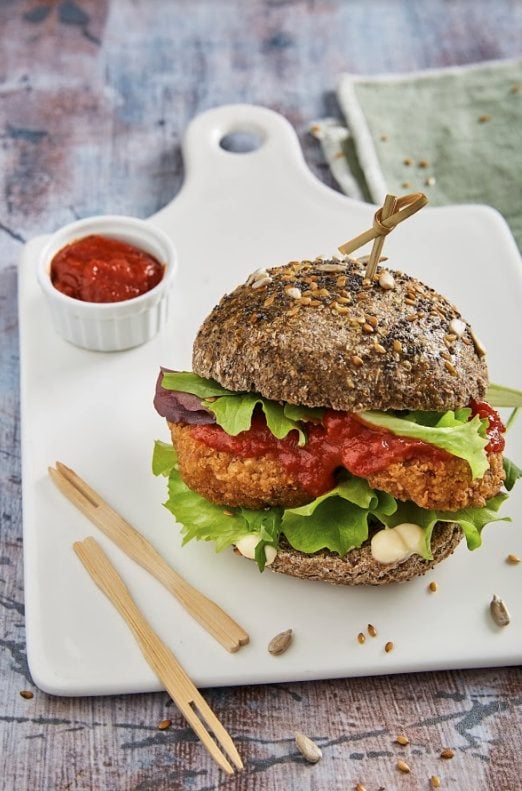 Falafelburger med salat og stærk tomatsauce