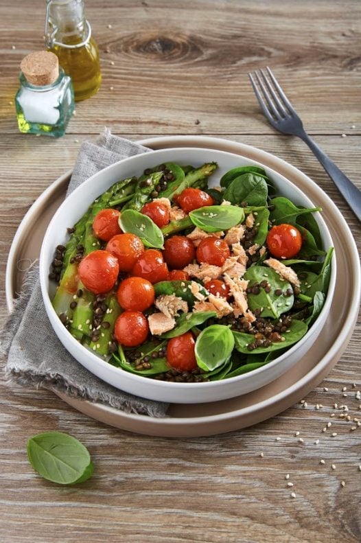 Grøn salat med laks og cherrytomater