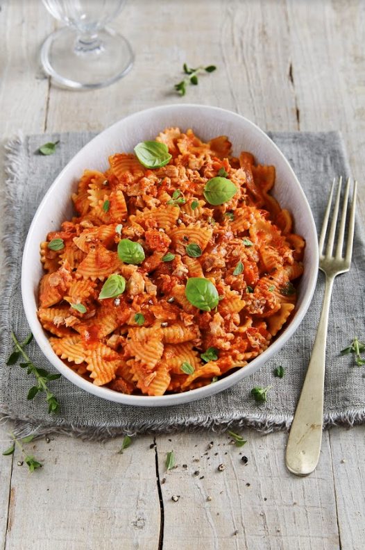 Cremet pasta med tun og datterini-tomater