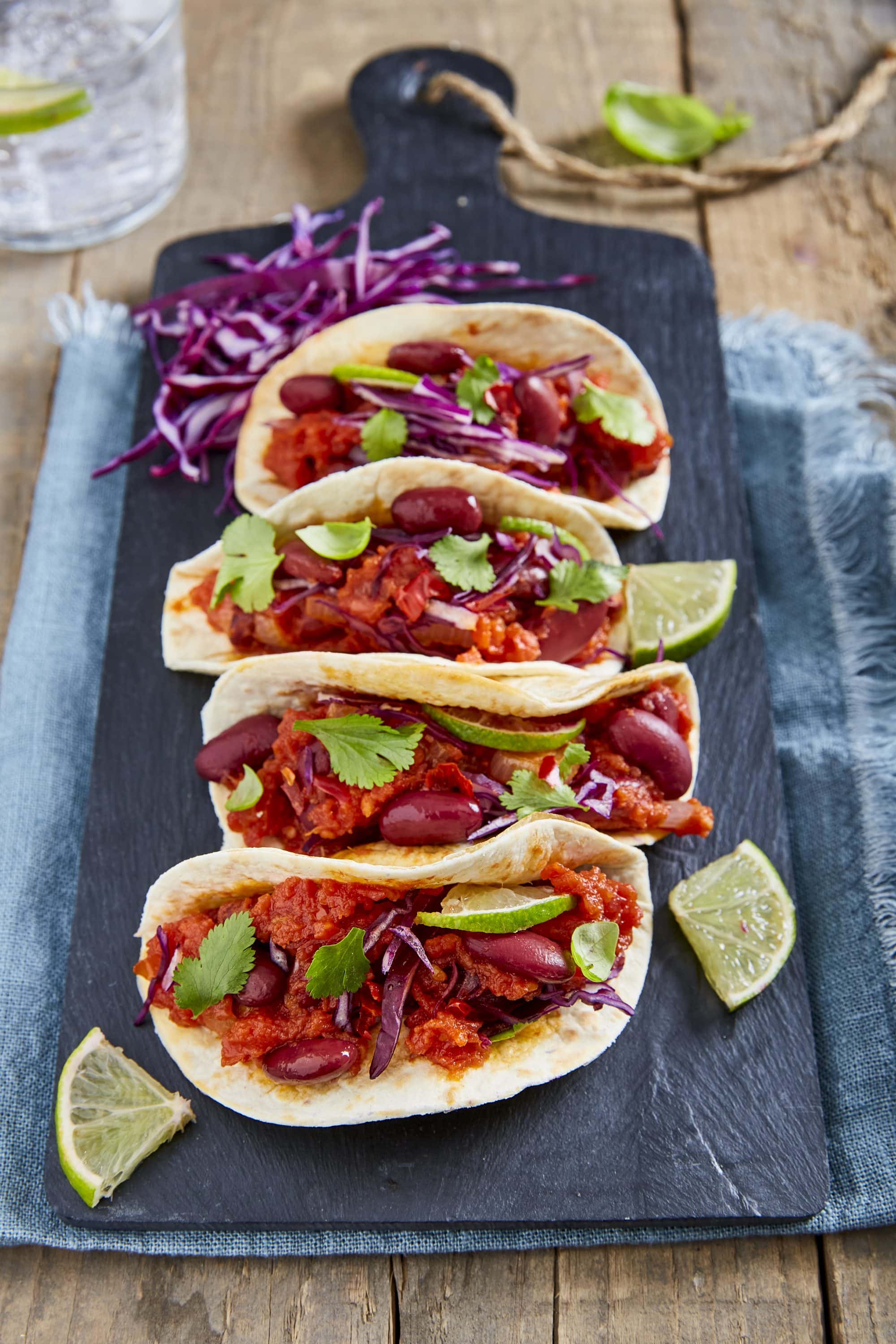 Tacos med chilibønner og finthakkede tomater