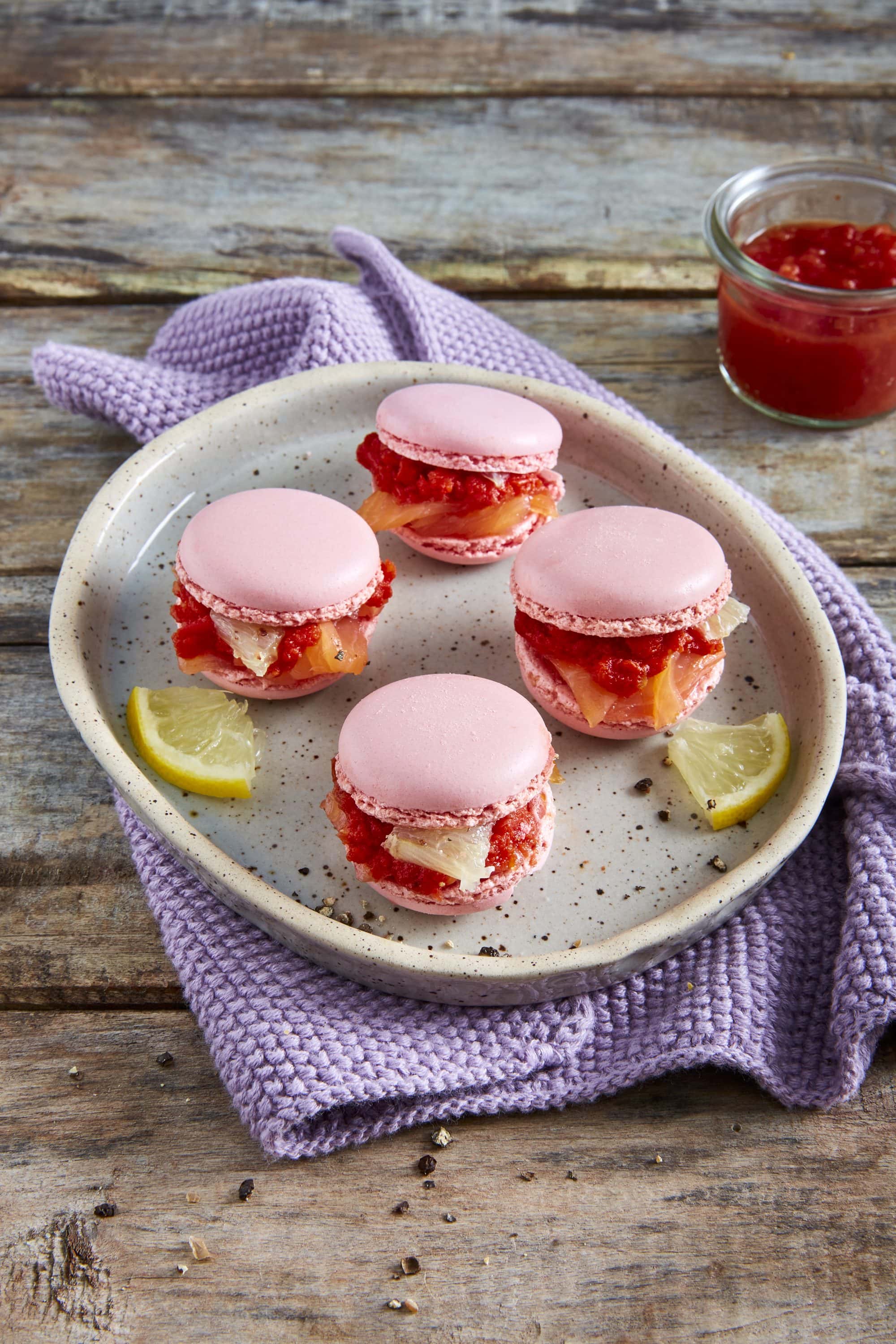 Nemme macarons med laks og hakkede tomater
