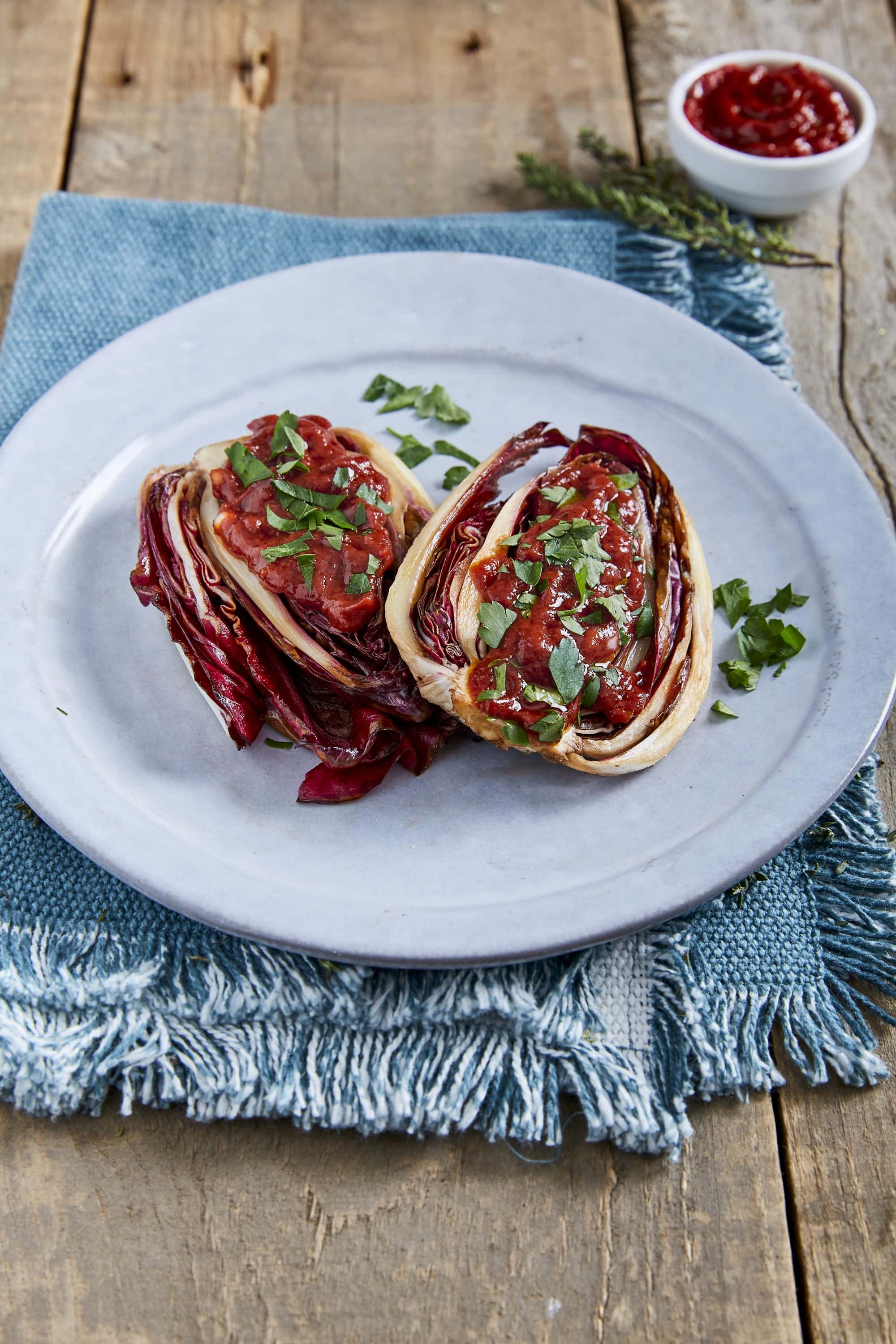 Grillet radicchio med tomatdressing