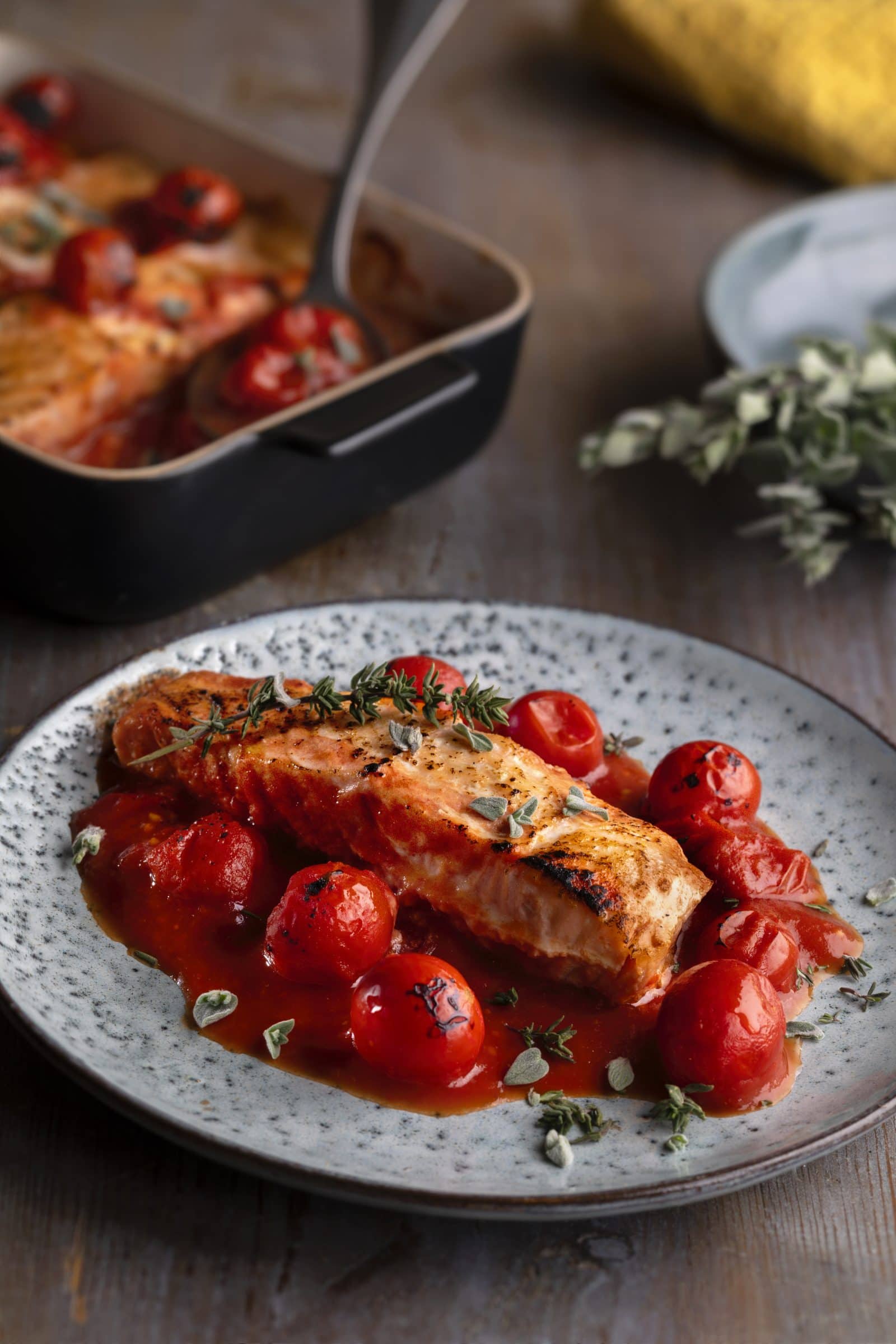 Ovnbagt laks med cherrytomater