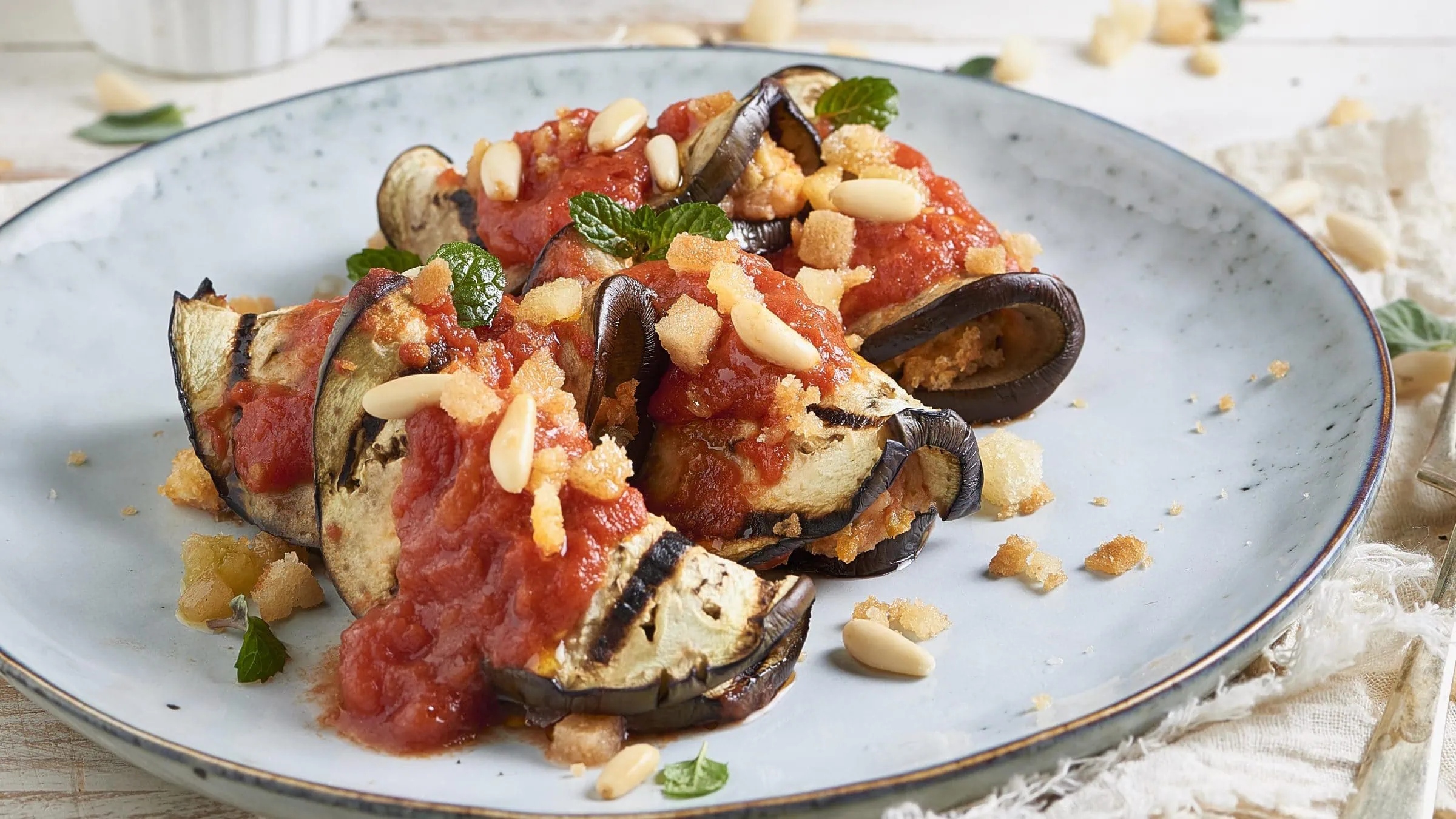 Fylt aubergine med tomat, kapers og oliven