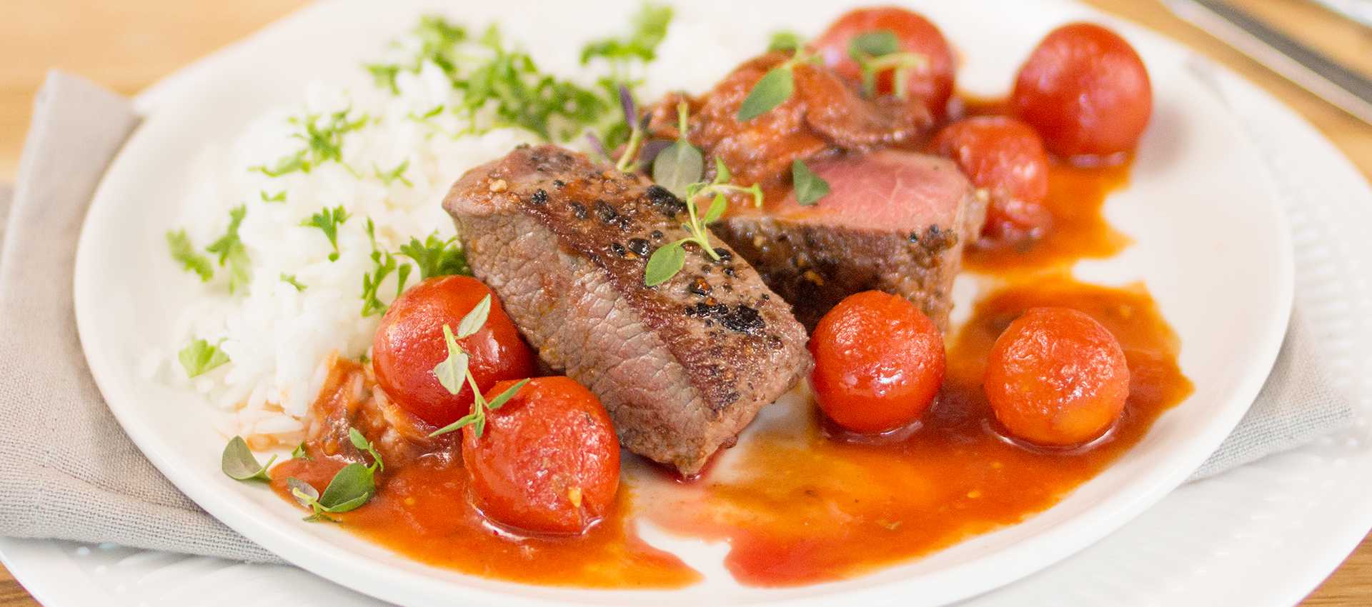 Pannestekt lammefilet med cherrytomater