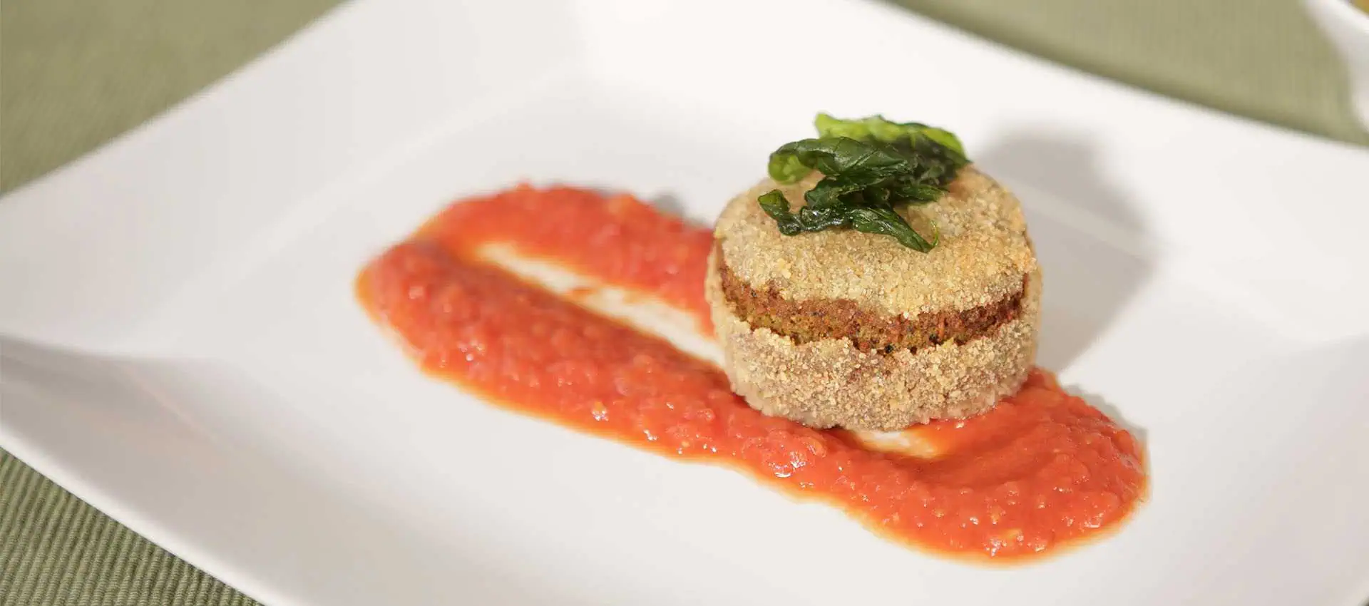 Vegetarburger av falafel og tomater