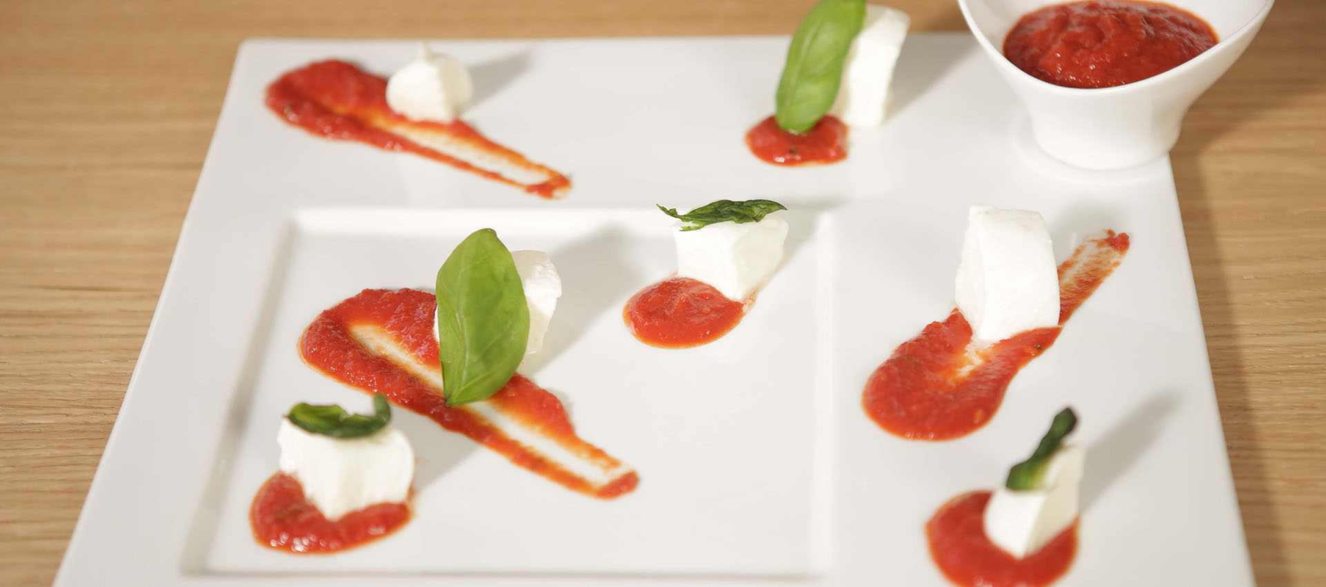 Appetittvekker: Caprese med tomatpuré