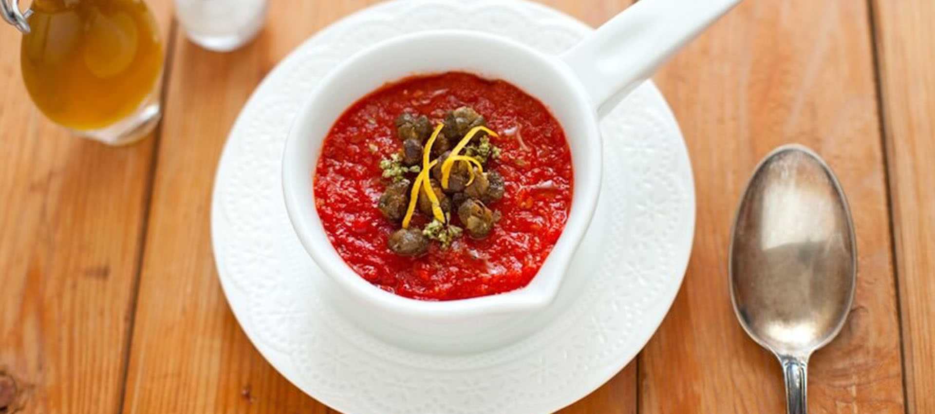 Chunky tomatsuppe med sprøstekt kapers