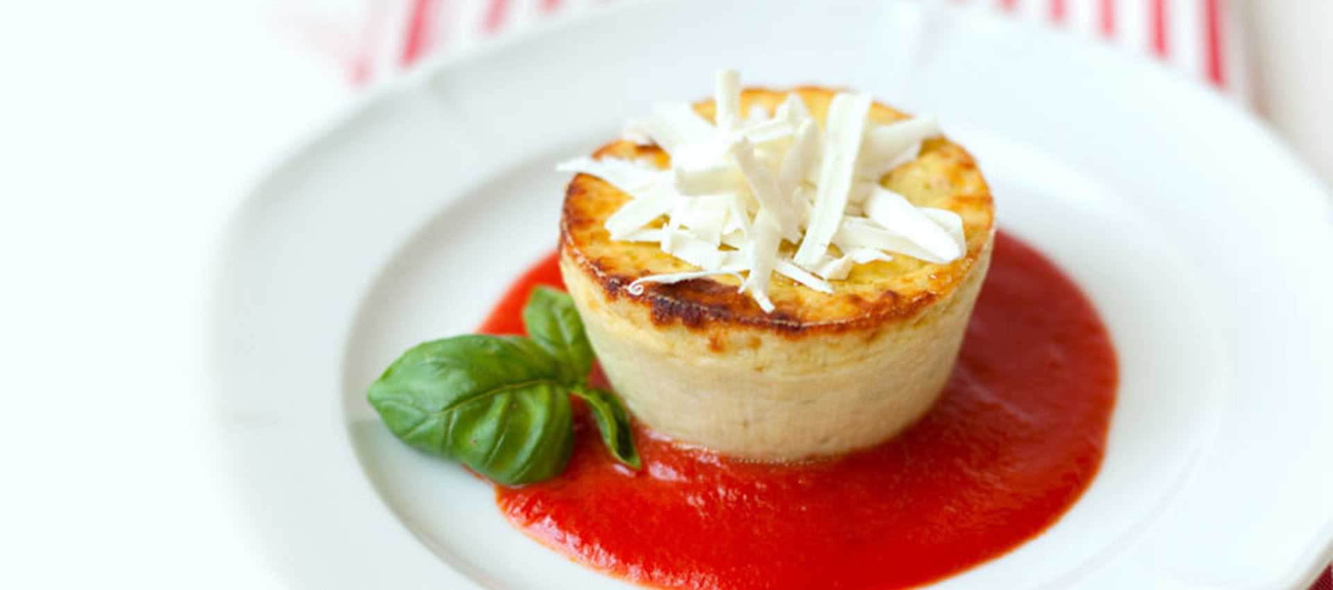 Zucchiniflarn med tomatcoulis av tomatpuré