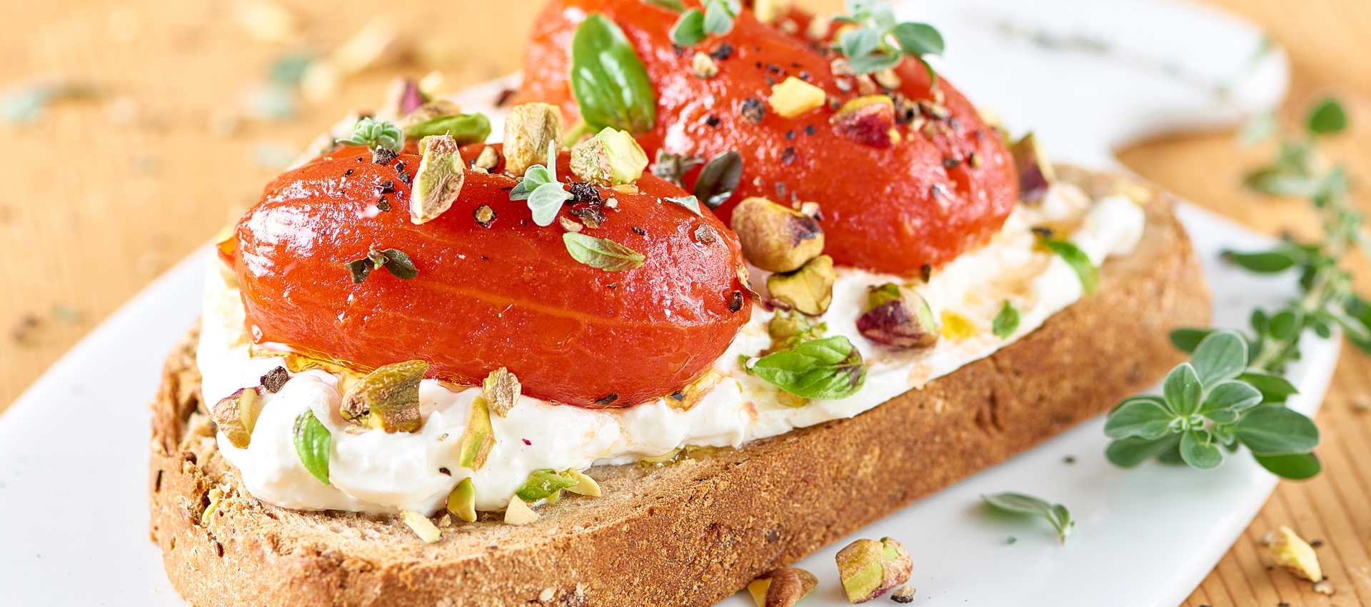 Ristet brød med mozzarella og pistasj